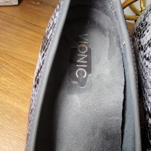 Vionic Gray Snakeskin Print Round Toe Pumps Heels Size 6.5 - Picture 10 of 14